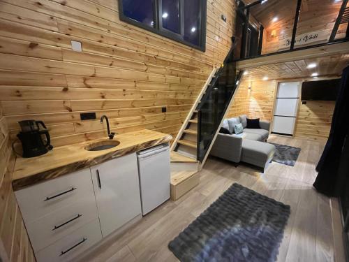 a kitchen and living room in a tiny house at SEYRİ VADİ TİNY HOUSE in Ardeşen