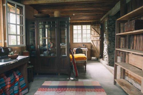 um quarto com uma mesa e um quarto com um quarto em Comunidade Ibipuris em Nova Friburgo