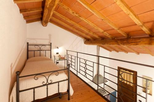 a bedroom with a bed and a wooden ceiling at Agriturismo Le Spighe in San Donato