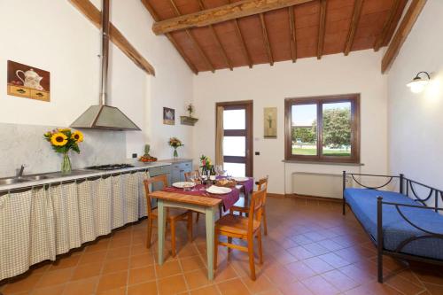 a kitchen and dining room with a table and chairs at Agriturismo Le Spighe in San Donato