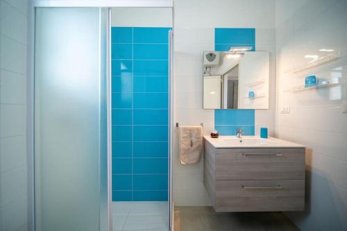 ein Badezimmer mit Waschbecken und Glasdusche in der Unterkunft A un passo dal Mare - Villa Corallo Torre Borraco in Manduria