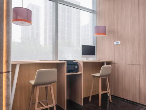 TV a/nebo společenská místnost v ubytování Holiday Inn Express Nanjing Jiangbei Wonhall Mall