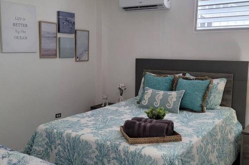 薩利納斯的住宿－Marina Bliss Apartment，一间卧室配有一张带蓝色毯子和枕头的床。