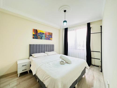 Un dormitorio con una cama grande y una ventana en Modern Cozy Apt For Large Group and Families, en Estambul