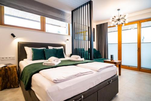 um quarto com uma cama grande e toalhas em Apartamenty Enklawa pod Giewontem by Apart Concept Podhale em Kościelisko
