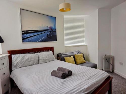 - une chambre avec un lit et 2 serviettes dans l'établissement 2 Bedroom Modern stylish Apt in Glasgow City Centre, à Glasgow