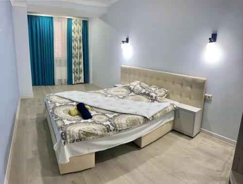 ein Schlafzimmer mit einem großen Bett in einem Zimmer in der Unterkunft ISMAIL LUX 2 Rooms apartment CENTRE CHISINAU in Chişinău