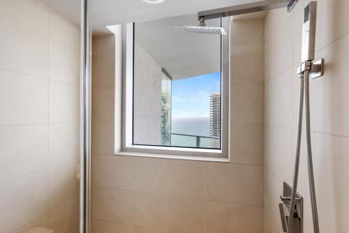 y baño con ducha y ventana. en High Floor Corner 2 BDR in Hyde Resort, en Hollywood