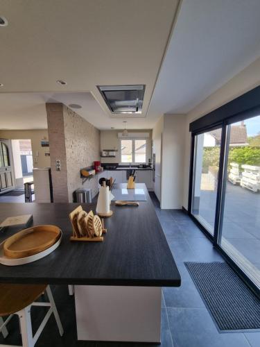 Il comprend un salon avec une table à manger et une cuisine. dans l'établissement Le Coin Cosy, à Saint-Valery-sur-Somme