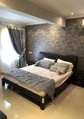 En eller flere senge i et værelse på فيلا بالكامل الساحل مارينا اطلاله فيو البحر