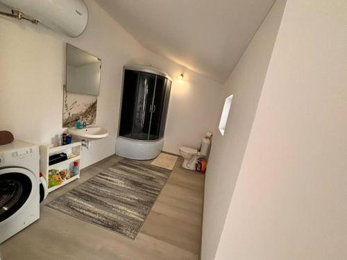 een kleine badkamer met een wastafel en een wasmachine bij Nice house near city center of Ruse in Ruse