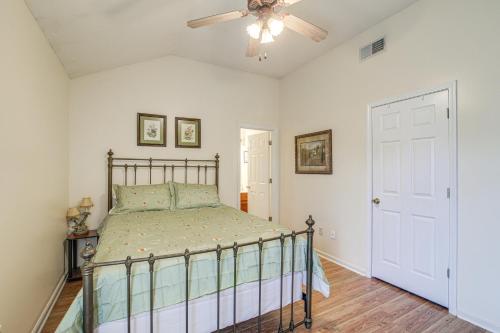 - une chambre avec un lit et un ventilateur de plafond dans l'établissement Horn Lake Townhome 14 Mi to Downtown Memphis!, à Horn Lake