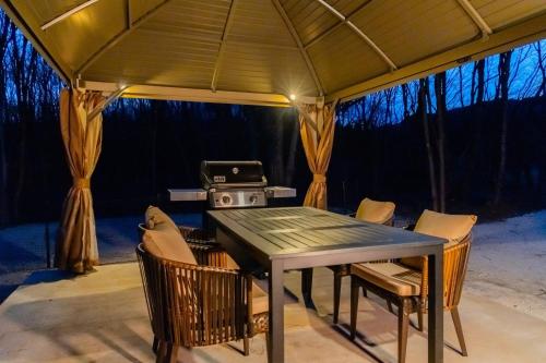 stół i krzesła pod namiotem z grillem w obiekcie NAGOMI CAMP - Vacation STAY 48649v w mieście Nasushiobara