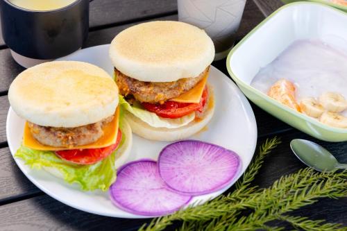 Biały talerz z dwoma hamburgerami i kanapką w obiekcie NAGOMI CAMP - Vacation STAY 48649v w mieście Nasushiobara