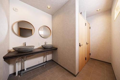 łazienka z 2 umywalkami i 2 lustrami w obiekcie NAGOMI CAMP - Vacation STAY 48656v w mieście Nasushiobara