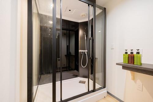 W łazience znajduje się prysznic ze szklanymi drzwiami. w obiekcie NAGOMI CAMP - Vacation STAY 48656v w mieście Nasushiobara