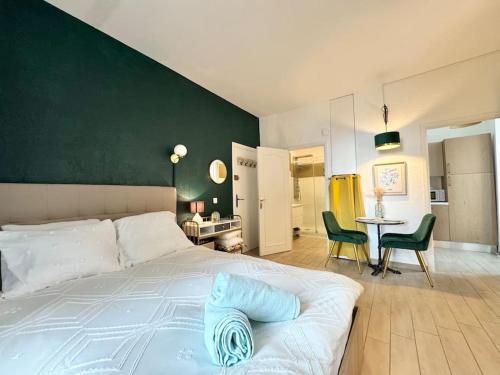 Studio central place malespine proche port Vauban