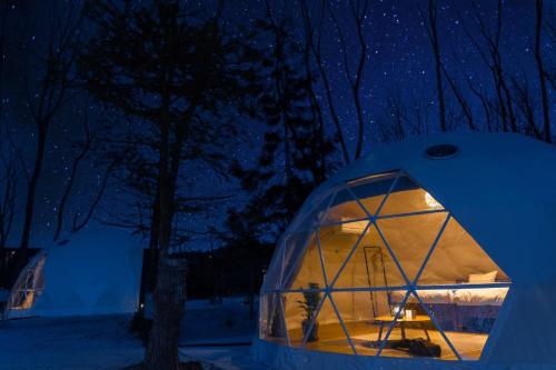 oświetlone igloo w śniegu w nocy w obiekcie NAGOMI CAMP - Vacation STAY 48653v w mieście Nasushiobara