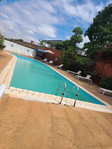uma grande piscina com duas alças na água em Hotel Les Cygnes em Antananarivo