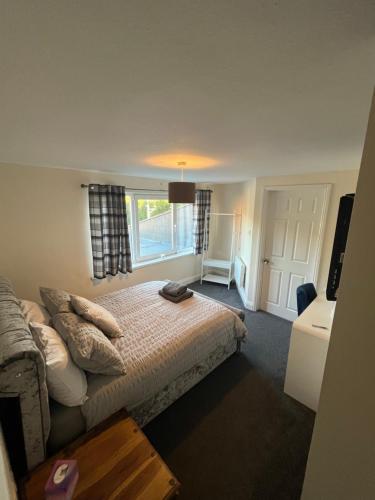 - une chambre avec un lit et une fenêtre dans l'établissement Half Moon Inn, à Middlesbrough