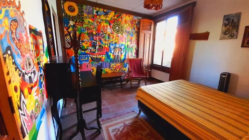 una stanza con un dipinto sul muro di Hotel Anáhuac a Juayúa