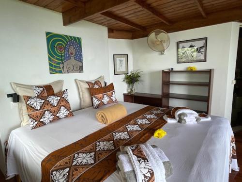 1 dormitorio con 1 cama grande en una habitación en VILLA O VAI en Teahupoo