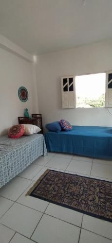 um quarto com 2 camas e uma janela em Hostel do Capao em Palmeiras
