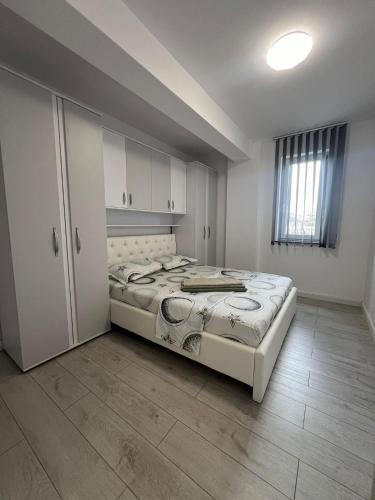 Luxury 1 bedroom Apartments Radauti 객실 침대