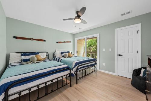 Postel nebo postele na pokoji v ubytování 2626 High Hammock