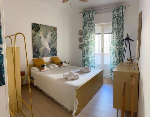 1 dormitorio con 1 cama con toallas en casa vacanze Mondello mare piscina CHIFEVI, en Palermo