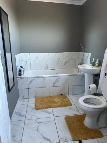 łazienka z wanną, toaletą i umywalką w obiekcie Home sweet home @49 w mieście Vredenburg
