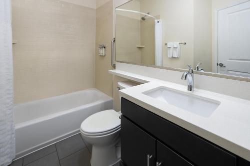 Ванная комната в Candlewood Suites Philadelphia - Airport Area, an IHG Hotel