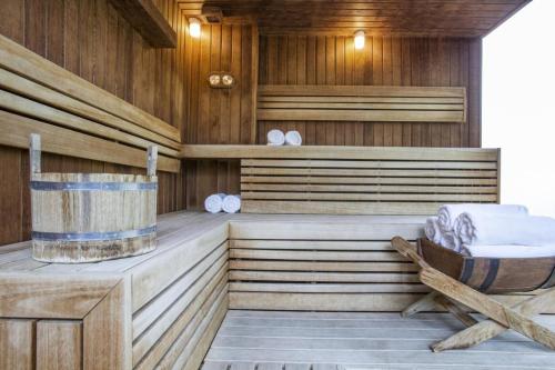 en el interior de una sauna con bañera en Villa 6 Ambassadori Kachreti Golf Resort en Kachretʼi