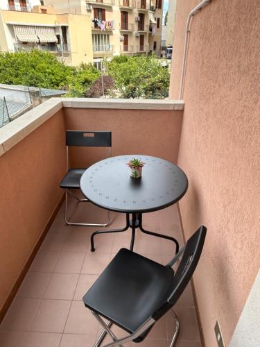 un tavolino e 2 sedie sul balcone di Marval a Monopoli