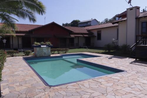 - une piscine dans la cour d'une maison dans l'établissement Pousada Apear, à Andradas