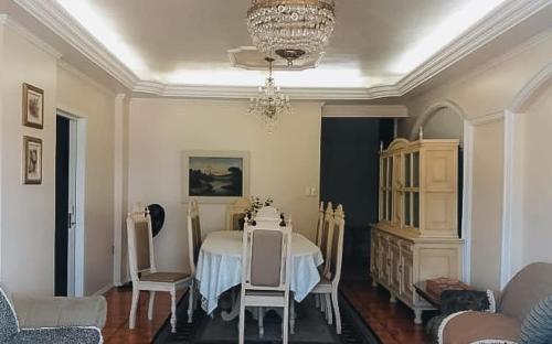 sala de estar con mesa y lámpara de araña en Fantástico apartamento Frente ao mar em Balneário Camboriú, en Balneário Camboriú