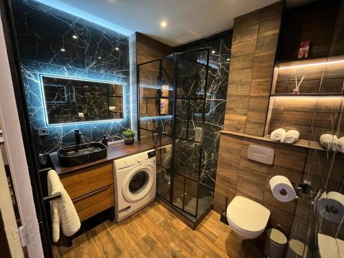 ルーアンにあるAppartement Cosy•Gare• Centre-villeのシャワーと洗濯機付きのバスルーム