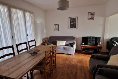 un salon avec une table en bois et un canapé dans l'établissement Pavillon proche centre - Comme à la maison, à Sarlat-la-Canéda