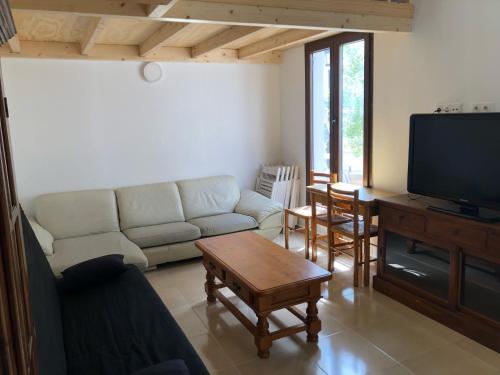 uma sala de estar com um sofá e uma televisão em CASTILLO CARAVACA PRINCIPAL em Caravaca de la Cruz