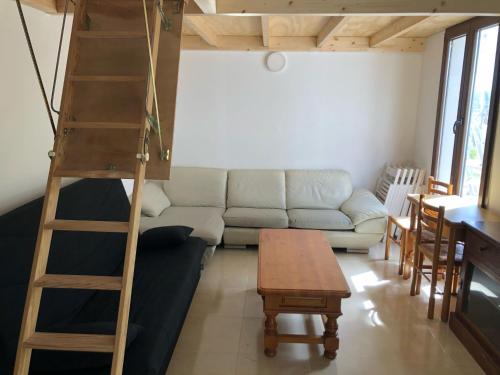 uma sala de estar com uma escada e um sofá em CASTILLO CARAVACA PRINCIPAL em Caravaca de la Cruz