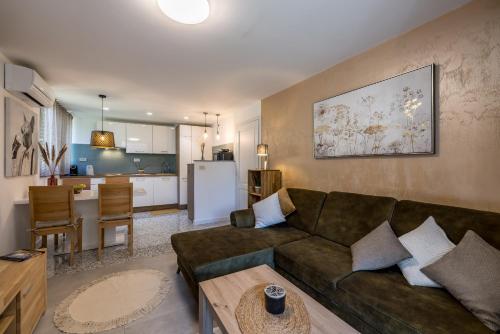 Posedenie v ubytovaní Olive Shade - Apartment near the Beach