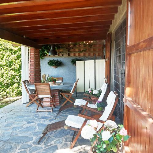 a patio with a table and chairs on a house at Belvedere 10 in Pietrasanta