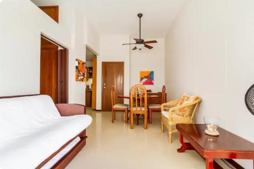 a living room with a bed and a table at Vista al lago en Cartagena in Cartagena de Indias