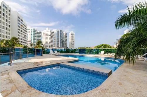 basen w środku budynku w obiekcie Vista al lago en Cartagena w mieście Cartagena de Indias
