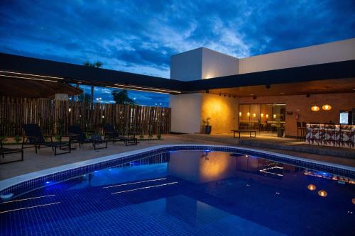 una casa con piscina por la noche en HOTEL SERRA DA CAPIVARA RESORT E CONVENTION, en São Raimundo Nonato