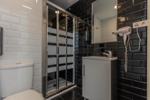 een badkamer met een wit toilet en een douche bij Estudio con balcones 2ºA playa76 in Torremolinos