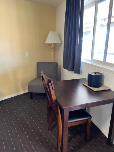 a room with a desk and a chair and a table at Port Townsend Inn in Port Townsend