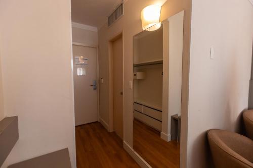 a hallway with a door leading to a room at Hotel Premium Campinas in Campinas