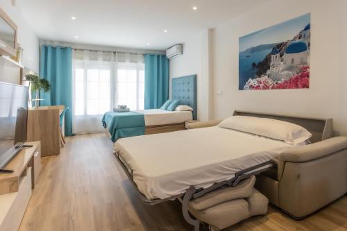 Habitación hospitalaria con 2 camas y TV en Zenmarina Bajo 7, en Torremolinos