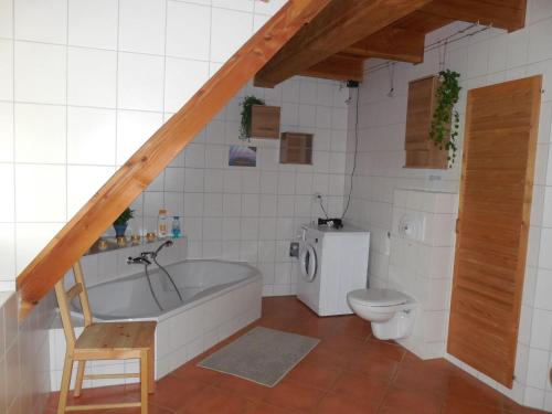 Ferienwohnung-Kribitz-Hodenhagen في هودنهاغن: حمام مع حوض استحمام ومرحاض